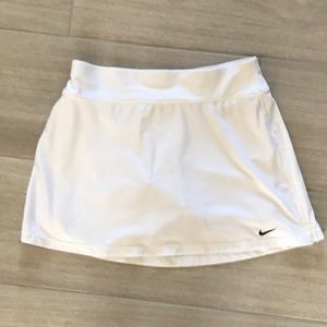 Nike dry fit size M (8-10) white tennis, athletic, Pickleball skirt with shorts.
